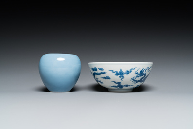 Un bol en porcelaine de Chine en bleu et blanc &agrave; d&eacute;cor de dragons et un lave-pinceaux en bleu monochrome, marque de Qianlong, 19/20&egrave;me