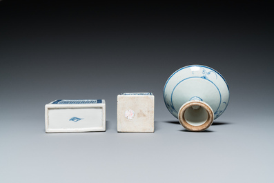 13 pi&egrave;ces en porcelaine de Chine en bleu et blanc, 18/20&egrave;me