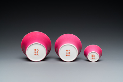 Drie Chinese monochrome roze kommen, Qianlong merk, 19/20e eeuw