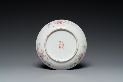 Een Chinees famille rose bord en bijhorende kom met turquoise fondkleur, Guangxu merk en periode