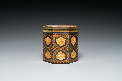 Un porte-coran et une bo&icirc;te couverte en bois laqu&eacute; et peint, art qajar, la Perse, 19&egrave;me