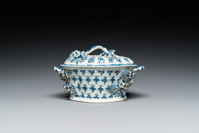A blue and white tureen with reticulated cover, Worcester, England, 18th C.