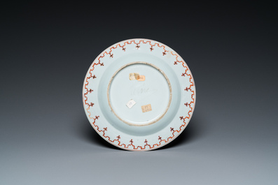 Assiette en porcelaine de Chine famille rose &agrave; d&eacute;cor '&agrave; la tonnelle' d&rsquo;apr&egrave;s un dessin de Cornelis Pronk, Qianlong