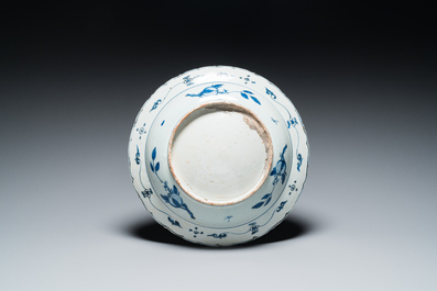 Plat en porcelaine de Chine en bleu et blanc &agrave; d&eacute;cor d'un paysage, Jiajing