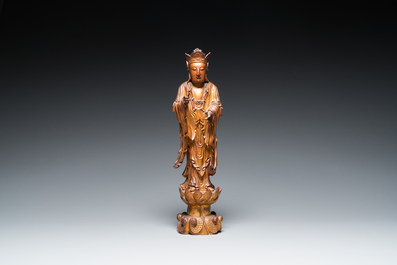 Een Chinese gelakte en vergulde houten sculptuur van een monnik, Qing