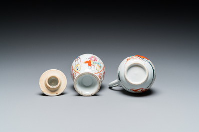 Une bo&icirc;te &agrave; th&eacute; couverte en porcelaine de Chine famille rose &agrave; sujet mandarin et une verseuse a d&eacute;cor du 'Jugement de Paris', Qianlong
