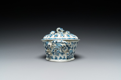 A blue and white tureen with reticulated cover, Worcester, England, 18th C.