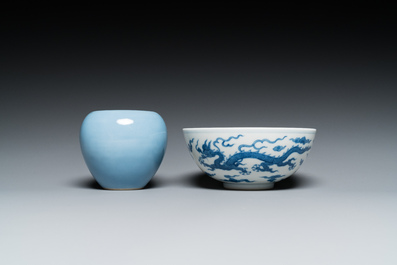 Un bol en porcelaine de Chine en bleu et blanc &agrave; d&eacute;cor de dragons et un lave-pinceaux en bleu monochrome, marque de Qianlong, 19/20&egrave;me