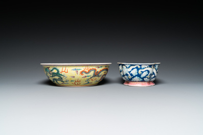 Deux bols aux dragons et un vase &agrave; d&eacute;cor floral en porcelaine de Chine famille rose, 19/20&egrave;me