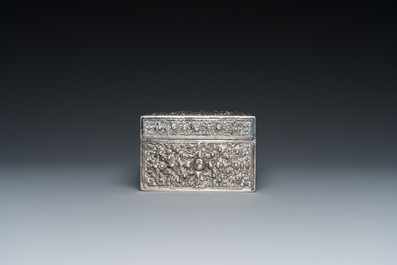 Een rechthoekige Thaise zilveren dekseldoos, 19/20e eeuw
