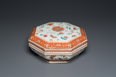 Een Chinese octagonale famille rose, ijzerrode en vergulde dekseldoos met vlinders, Yongzheng