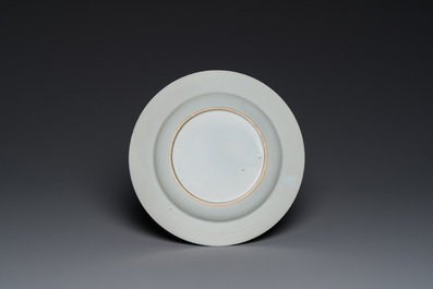 Assiette en porcelaine de Chine surd&eacute;cor&eacute;e en Europe &agrave; d&eacute;cor de marchands de laines europ&eacute;ens, Qianlong