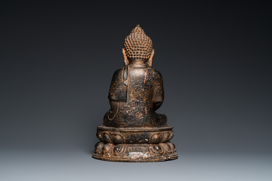 Een grote Chinese bronzen Boeddha met sporen van vergulding, Kangxi merk, Qing