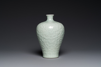 Vase de forme 'meiping' en porcelaine de Chine en c&eacute;ladon monochrome &agrave; d&eacute;cor de rinceaux de lotus, marque de Kangxi, 19/20&egrave;me