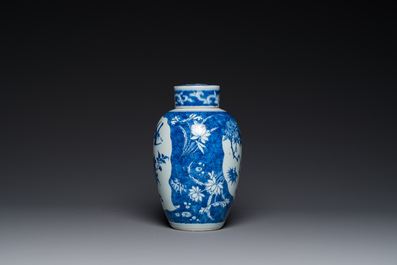 Vase couvert en porcelaine de Chine en bleu et blanc de type Hatcher, Shunzhi