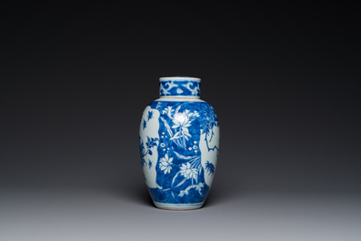 Vase couvert en porcelaine de Chine en bleu et blanc de type Hatcher, Shunzhi