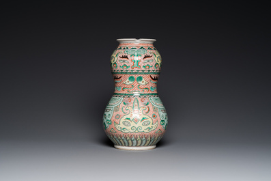 Vase en porcelaine de Chine famille verte &agrave; d&eacute;cor de masques taotie, marque de Xuande, 19&egrave;me