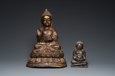 Twee Thaise gelakte en vergulde bronzen sculpturen van Boeddha, 19/20e eeuw