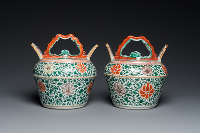 Paire de pots &agrave; chaux et leur couvercles en porcelaine de Chine famille verte, Kangxi