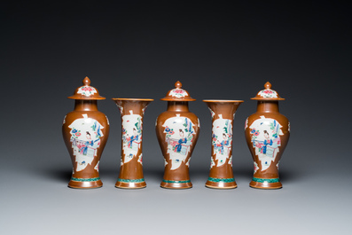 Garniture de cinq vases en porcelaine de Chine famille rose &agrave; d&eacute;cor 'Xi Xiang Ji' sur fond brun capucin, Yongzheng