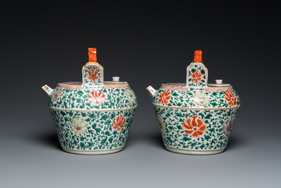 Paire de pots &agrave; chaux et leur couvercles en porcelaine de Chine famille verte, Kangxi