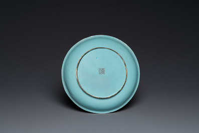 Assiette en &eacute;maux de Canton &agrave; d&eacute;cor 'san niang jiao zi', marque de Shang Xin 賞心, Qianlong