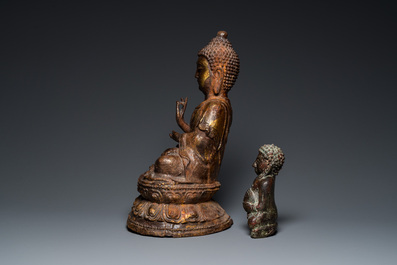 Twee Thaise gelakte en vergulde bronzen sculpturen van Boeddha, 19/20e eeuw