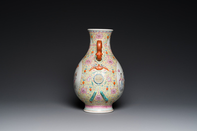 Vase de forme 'hu' en porcelaine de Chine famille rose &agrave; d&eacute;cor des 'huit immortels', marque de Qianlong, R&eacute;publique