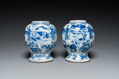 Une paire de vases en porcelaine de Chine en bleu et blanc, Kangxi