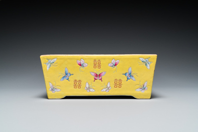 Jardini&egrave;re en porcelaine de Chine famille rose &agrave; fond jaune, marque et &eacute;poque de Guangxu