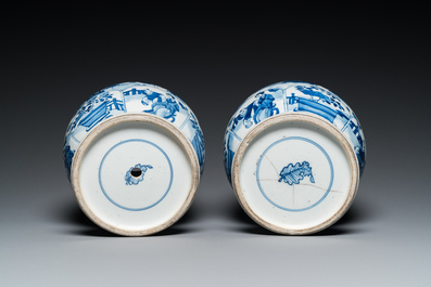 Une paire de vases en porcelaine de Chine en bleu et blanc, Kangxi