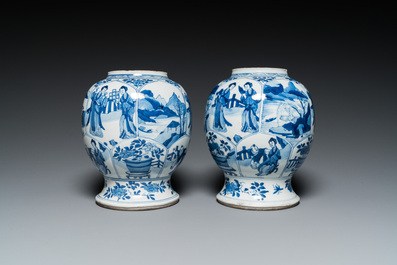 Une paire de vases en porcelaine de Chine en bleu et blanc, Kangxi