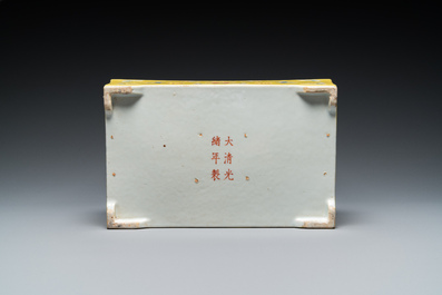 Een Chinese famille rose jardini&egrave;re met gele fondkleur, Guangxu merk en periode