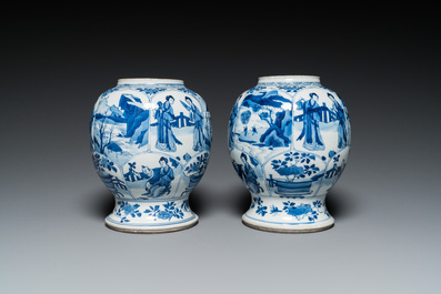 Une paire de vases en porcelaine de Chine en bleu et blanc, Kangxi