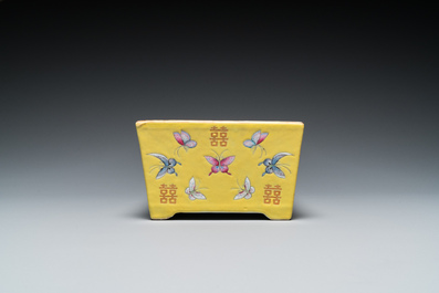 Jardini&egrave;re en porcelaine de Chine famille rose &agrave; fond jaune, marque et &eacute;poque de Guangxu