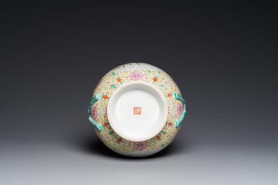 Een Chinese famille rose 'hu' vaas met decor van de 'acht onsterfelijken', Qianlong merk, Republiek