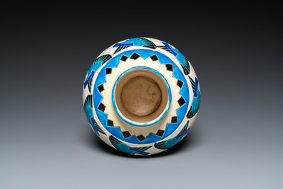 Charles Catteau (1880-1966) pour Boch K&eacute;ramis: un vase Art Deco de forme globulaire &agrave; d&eacute;cor d'hirondelles en &eacute;maux craquel&eacute;s