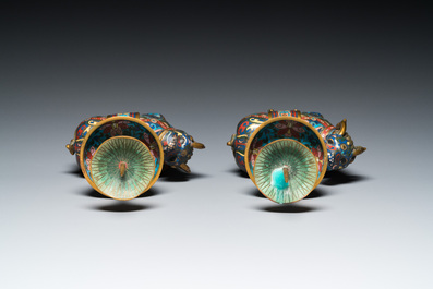 Een paar Chinese cloisonn&eacute; kandelaars in de vorm van pixiu, Qing