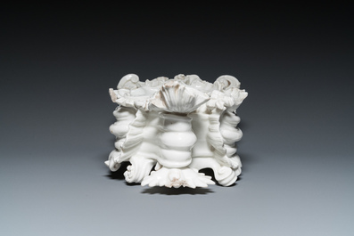 Een blanc de Chine porseleinen rococo pendulehouder, wellicht Meissen, 18e eeuw