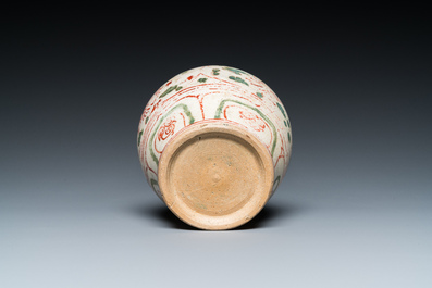 Vase en porcelaine de Vietnam ou Annam &agrave; d&eacute;cor floral &eacute;maill&eacute; en vert et rouge, 14/15&egrave;me