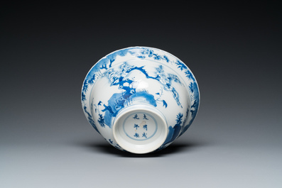 Bol en porcelaine de Chine en bleu et blanc &agrave; d&eacute;cor de fleurs de cerisier, Kangxi