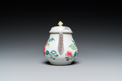 Th&eacute;i&egrave;re couverte en porcelaine de Chine famille rose &agrave; d&eacute;cor de pivoines, Yongzheng