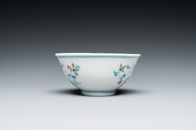 Een Chinese doucai kom met floraal decor, Yongzheng merk en mogelijk periode