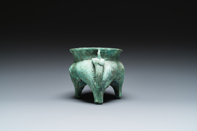 Een Chinese bronzen 'he' wijnkan, Westelijke Zhou, ca. 11e-8e v.C.