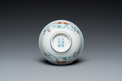 Een Chinese doucai kom met floraal decor, Yongzheng merk en mogelijk periode
