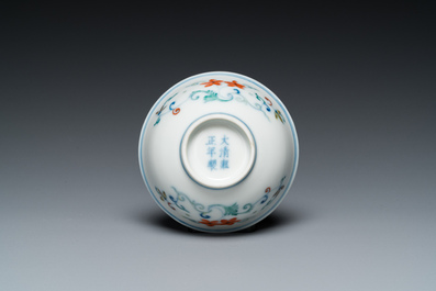 Bol en porcelaine de Chine doucai &agrave; d&eacute;cor floral, marque et probablement &eacute;poque de Yongzheng