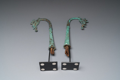 Een paar Chinese bronzen stafbekroningen, Periode der Strijdende Staten, ca. 5/3e eeuw v.C.