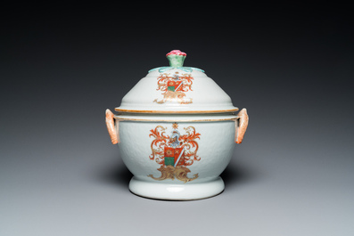 Terrine au couvercle perc&eacute; en porcelaine de Chine famille rose aux armes de 'de Heere' pour le march&eacute; hollandais, Qianlong