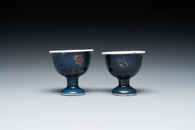 Een paar Chinese poederblauwe stem cups met verguld decor, Kangxi