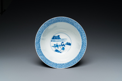 Een Chinese blauw-witte kom met verhalend decor, Kangxi merk en periode